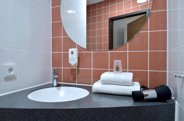 Bathroom 5, B&B Hotel Bayreuth, Bayreuth
