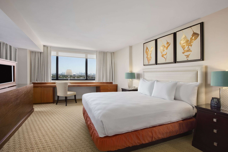Bedroom 4, Hilton Miami Airport Blue Lagoon, Miami-Dade