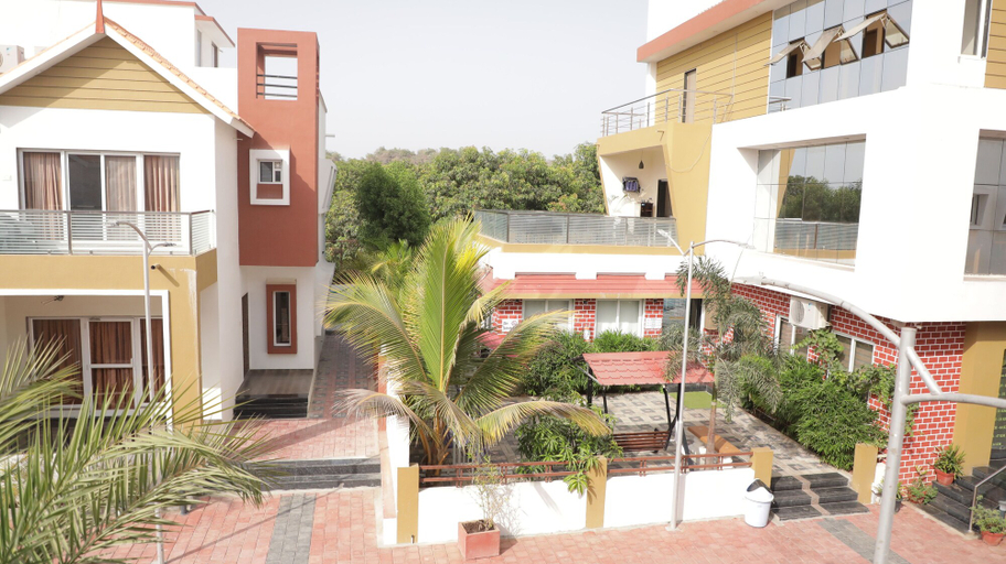 Exterior & Views