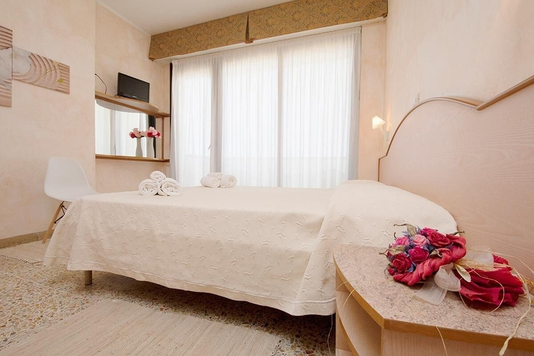 Bedroom 3, Hotel Crown, Rimini