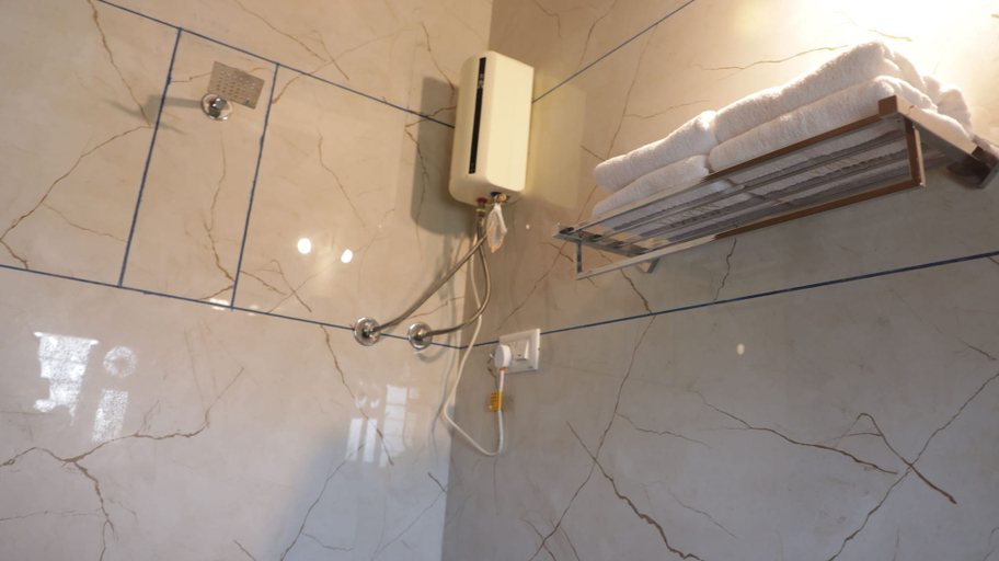 Bathroom 3, VITS SelectSasangir, Gir Somnath