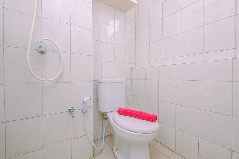 Bathroom 5, Elegant and Comfy Studio at Bintaro Park View Apartment By Travelio, South Jakarta