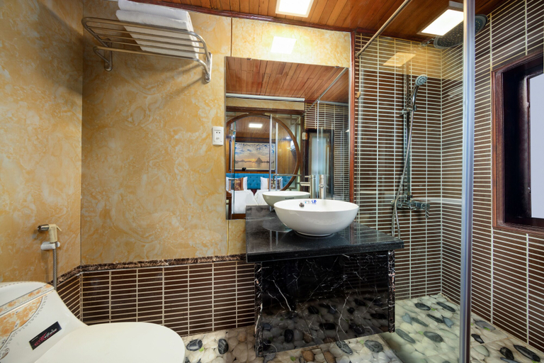 Bathroom, Cozy Bay Classic Cruise, Hạ Long