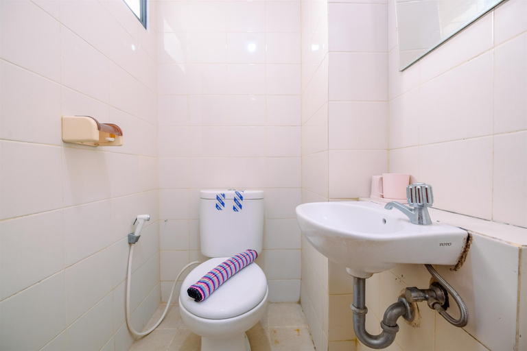 Bathroom 5, Comfortable and Tidy 2BR Lagoon Bekasi Town Square Apartment By Travelio, Bekasi