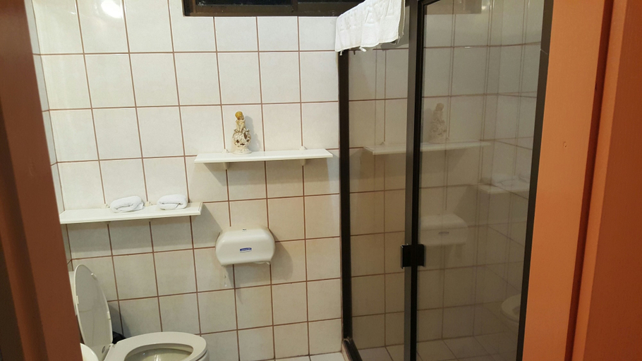 Bathroom 4, Hotel La Arena, Liberia