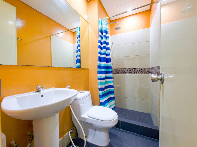 Bathroom 5, OYO 769 Poblacion Suites Polaris, Makati City