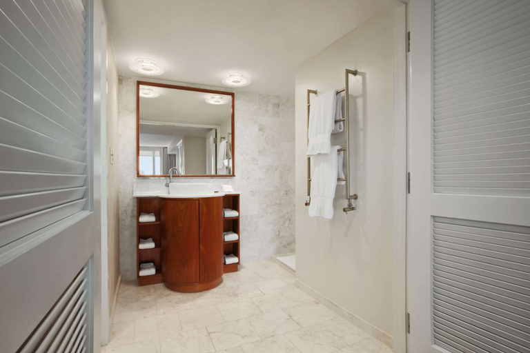 Bathroom 5, Hilton Miami Airport Blue Lagoon, Miami-Dade