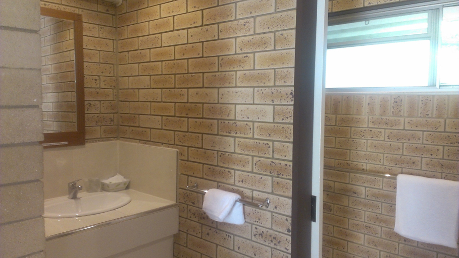 Bathroom 5, Pacific Paradise Motel, Maroochy - Coastal North