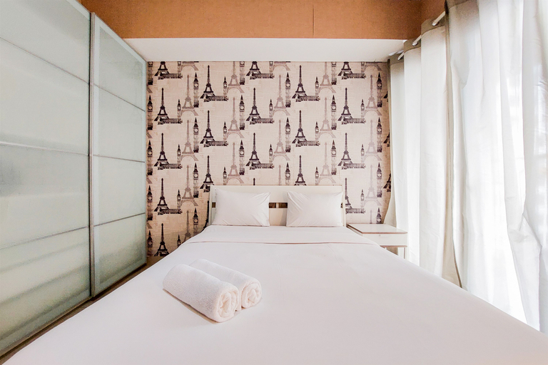 Bedroom 3, Cozy and Minimalist Studio Room Paramount Skyline Apartment By Travelio, Tangerang
