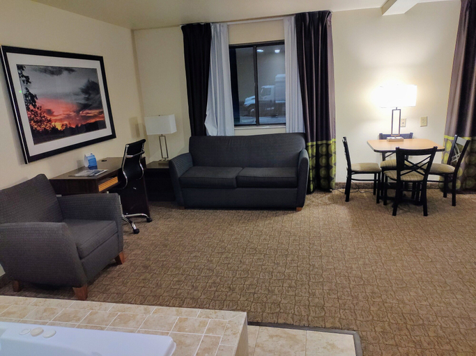 Others 5, Super 8 by Wyndham Lebanon, Russell