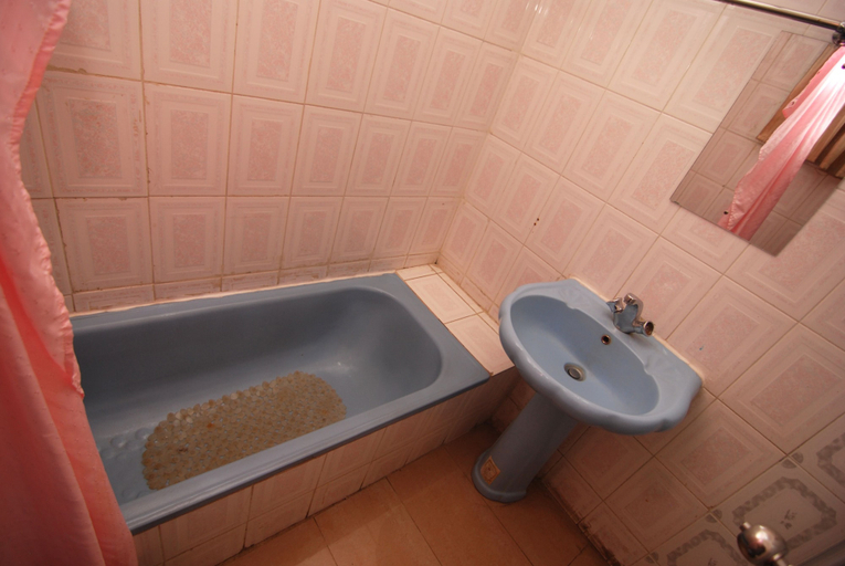 Bathroom 3, Onyx Hotel and Apartments, AbujaMun