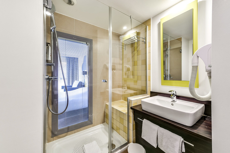 Bathroom 5, ibis Styles Nice Vieux Port, Alpes-Maritimes