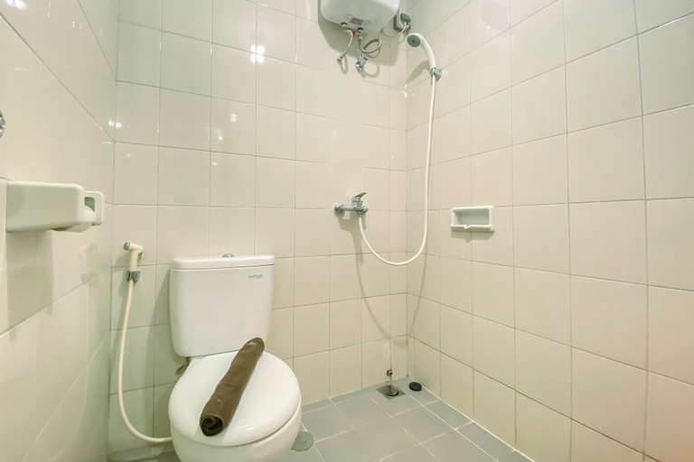 Bathroom 5, Minimalist Studio Apartment Signature Park Grande By Travelio, East Jakarta