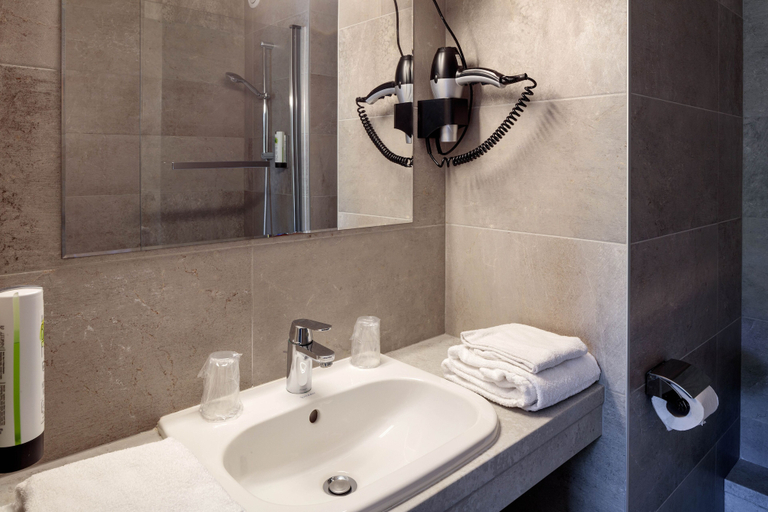 Bathroom 3, Logis Hotel Noemys Morgon, Rhône