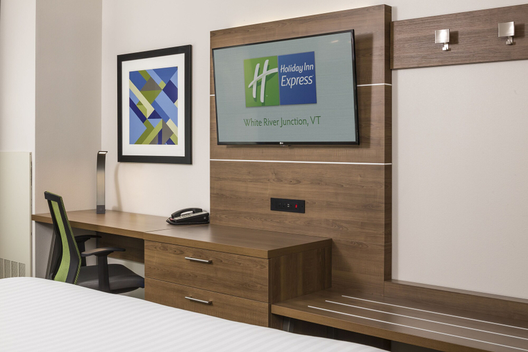 Bedroom 3, Holiday Inn Express & Suites WHITE RIVER JUNCTION by IHG, Windsor
