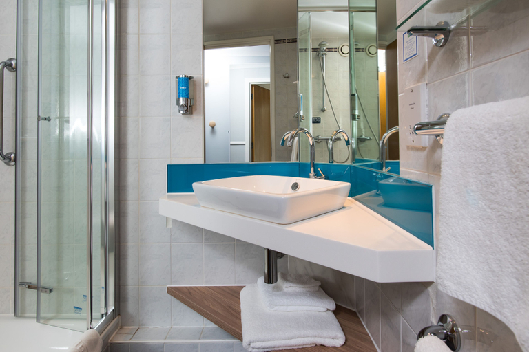 Bathroom 5, Holiday Inn Express LONDON - HAMMERSMITH by IHG, London
