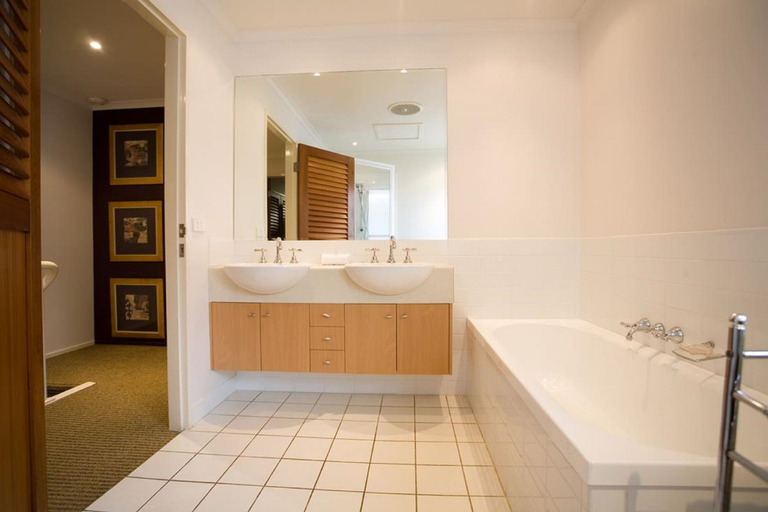 Bathroom 4, Skippers Cove Waterfront Resort, Noosa - Noosa-Noosaville