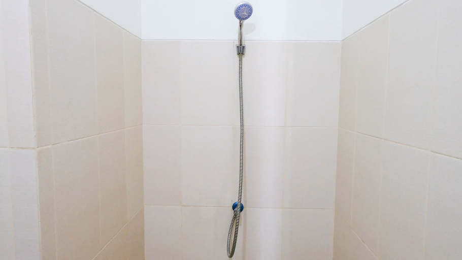 Bathroom 5, Clean and Comfy Studio at Bale Hinggil Apartment By Travelio, Surabaya
