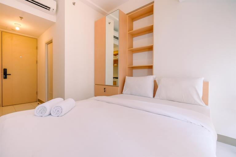 Bedroom 2, Homey and Simply Look Studio Tokyo Riverside PIK 2 Apartment By Travelio, Tangerang