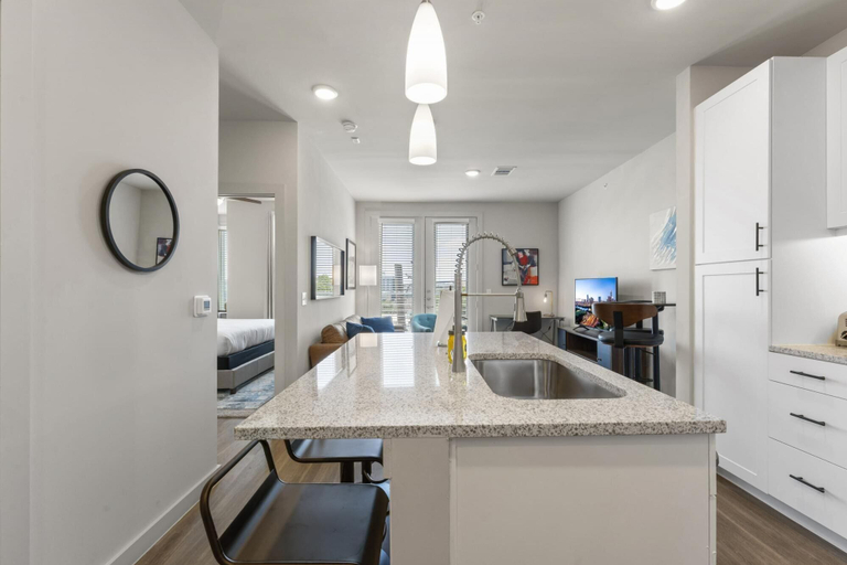 Room 2, Prime Soco Bright 2BR King Suite w Pool Parking, Travis