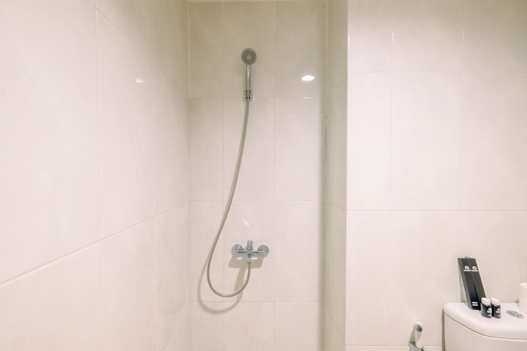 Bathroom 5, Luxury 2BR at Evenciio Margonda Apartment By Travelio, Depok