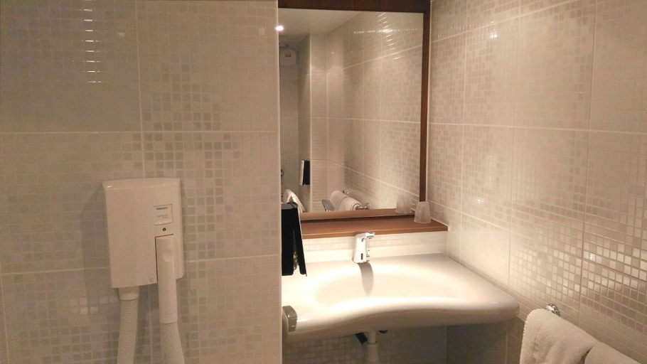 Bathroom 5, Hotel Campanile Conflans Sainte Honorine, Yvelines