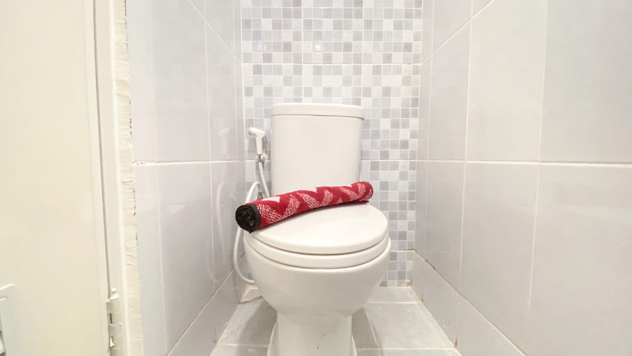 Bathroom 5, Comfortable and Nice Studio at Tokyo Riverside PIK 2 Apartment By Travelio, Tangerang