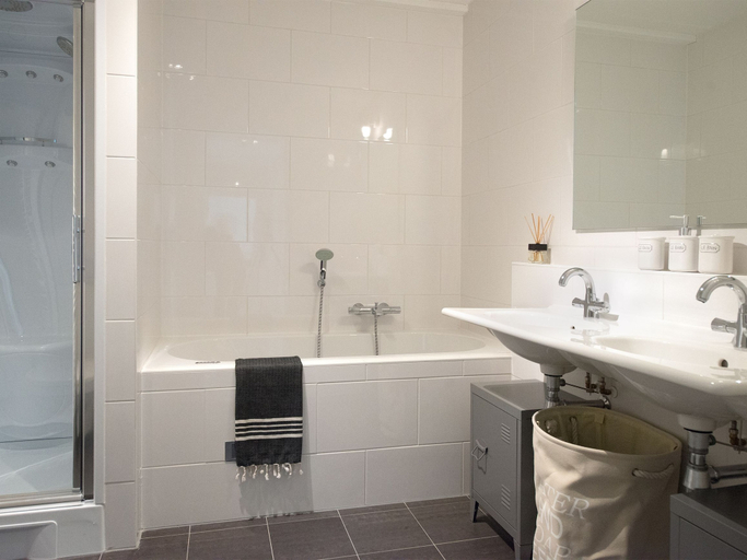 Bathroom 3, BizStay Harbour Scheveningen Apartments, Den Haag