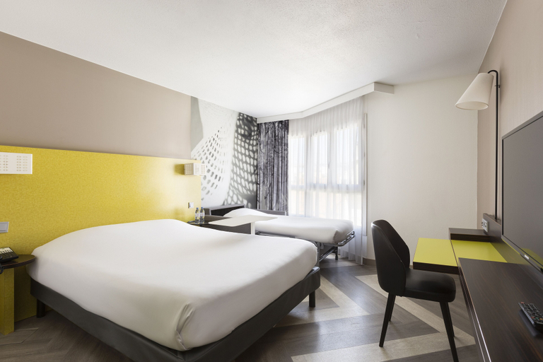 Bedroom 3, ibis Styles Nice Vieux Port, Alpes-Maritimes