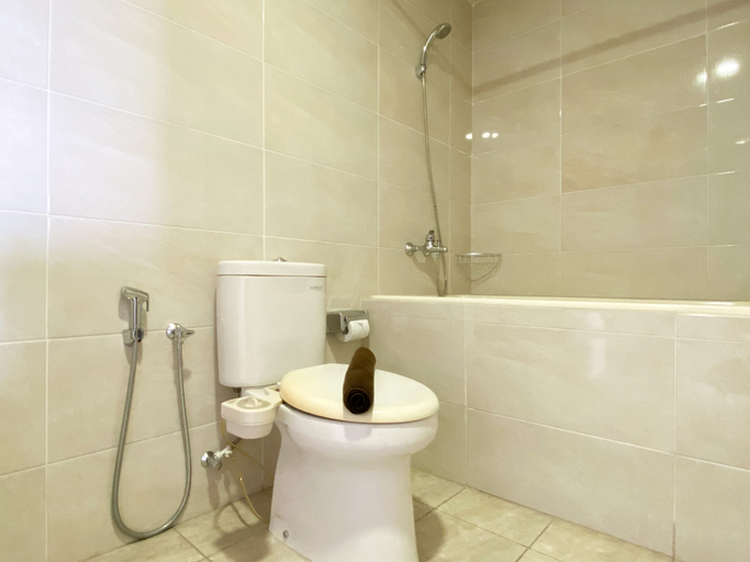 Bathroom 5, Spacious and Elegant Studio Apartment Mustika Golf Residence By Travelio, Cikarang