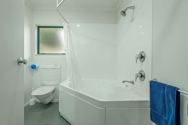Bathroom 5, Camelot Motor Lodge, Palmerston North