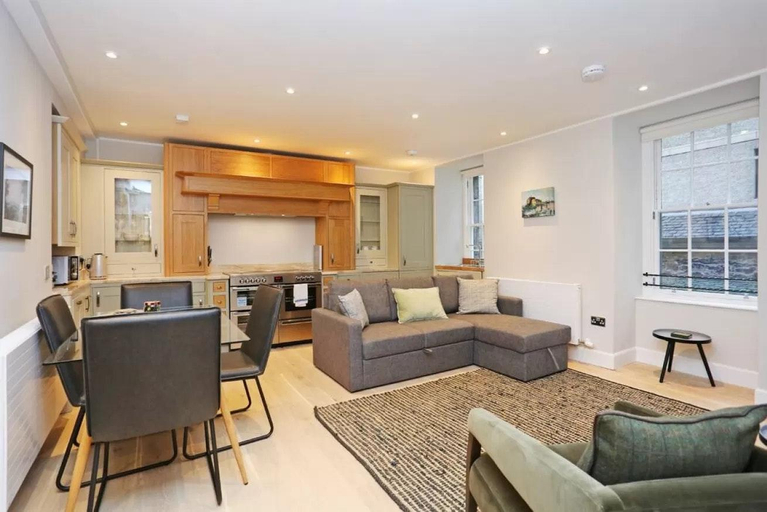Others 5, ALTIDO Modern and Airy flat on the Historic Royal Mile, Edinburgh