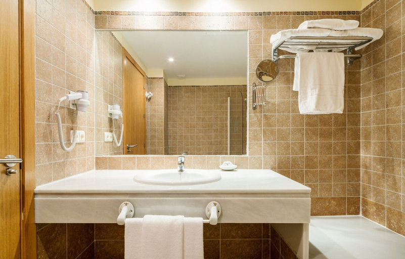 Bathroom 5, Aparthotel ILUNION Sancti Petri, Cádiz