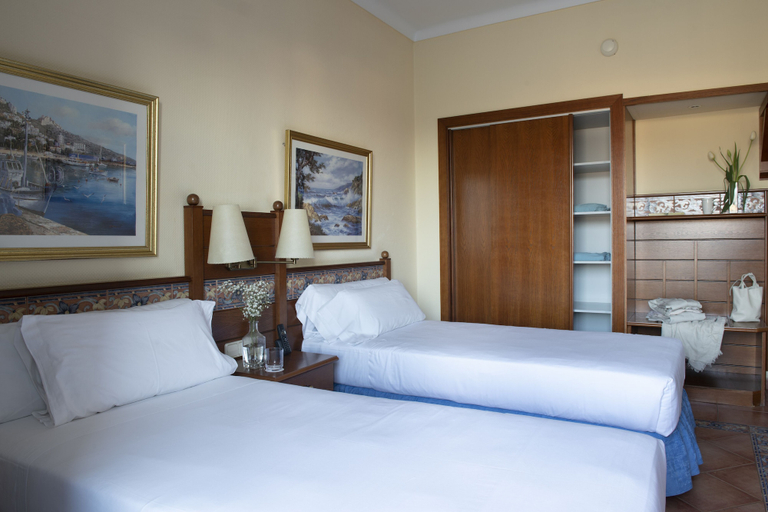 Bedroom 3, Hotel Roses Platja, Girona