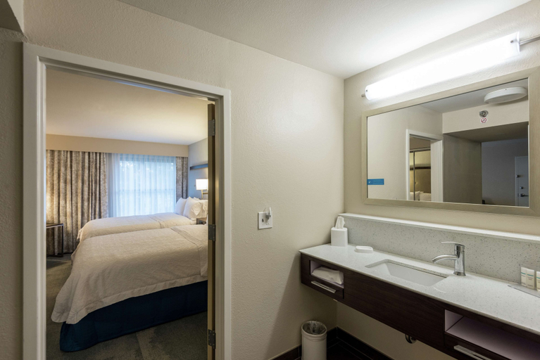 Bedroom 2, Hampton Inn & Suites Jackson-Coliseum, Hinds