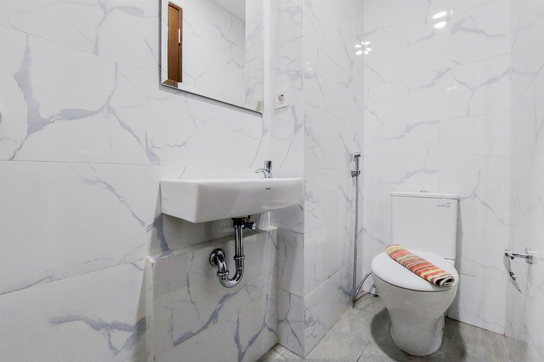 Bathroom 5, Best Homey and Nice Studio at Pacific Garden Apartment By Travelio, Tangerang