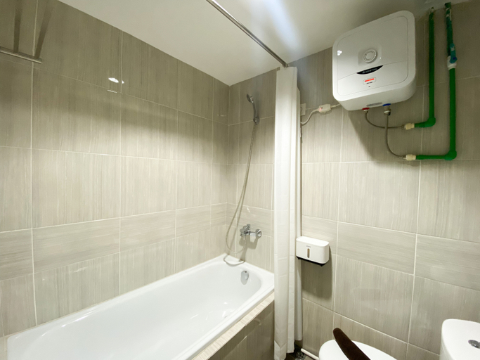 Bathroom 5, Comfort Stay 1BR at Vasanta Innopark Apartment By Travelio, Cikarang