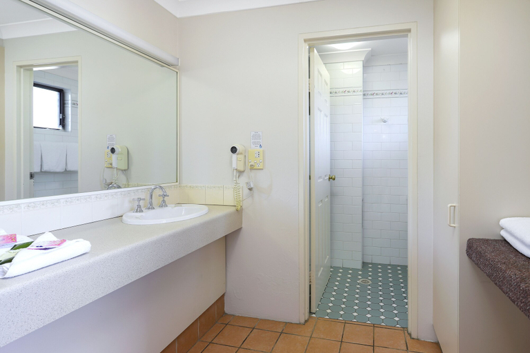 Bathroom 5, Gateway Motel, Hawkesbury