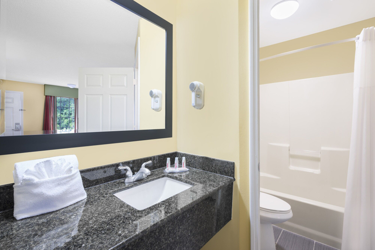 Bathroom 4, Howard Johnson by Wyndham Dalton, Whitfield