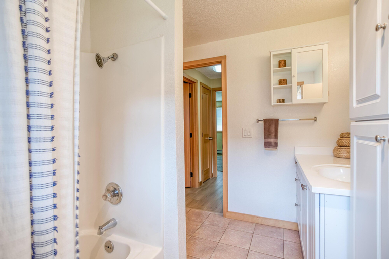 Bathroom 4, Sea Ranch 96 - Meredith Lodging, Clatsop