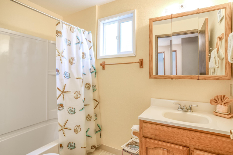 Bathroom, 38445 Reed, Tillamook
