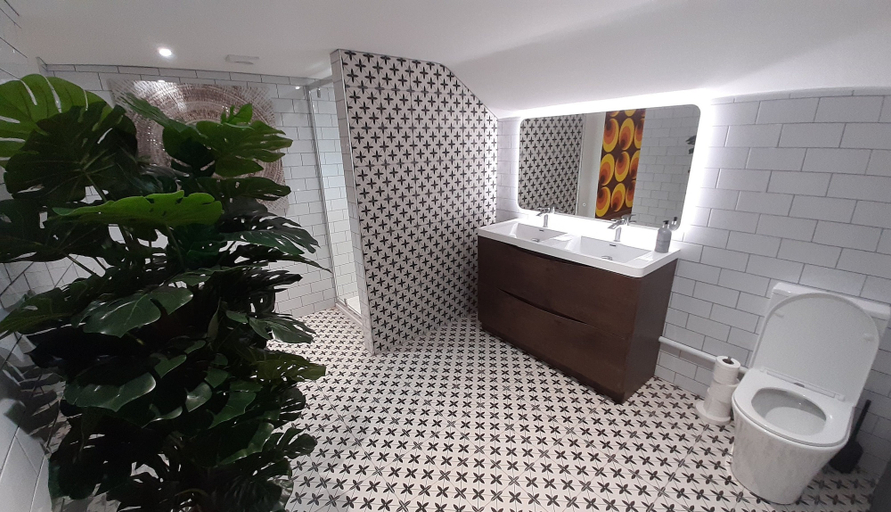 Bathroom 3, Sandy Toes Accommodation, Cornwall