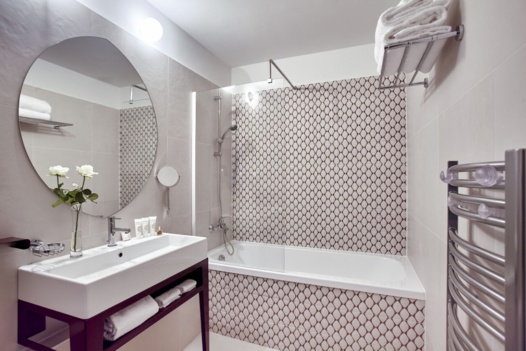 Bathroom 4, Grand Hôtel du Midi Montpellier - Opéra Comédie, Hérault