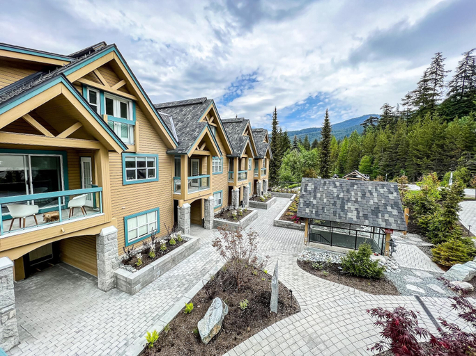 Exterior & Views 2, Elevate Real Estate Management Snowbird - 208, Squamish-Lillooet