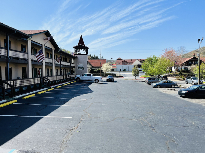 Exterior & Views 5, Alpine Valley Inn, White