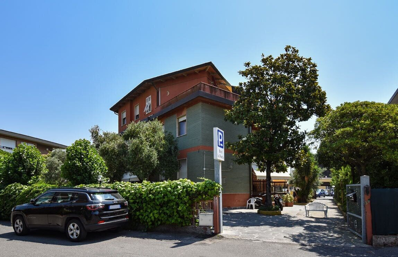 Exterior & Views 9