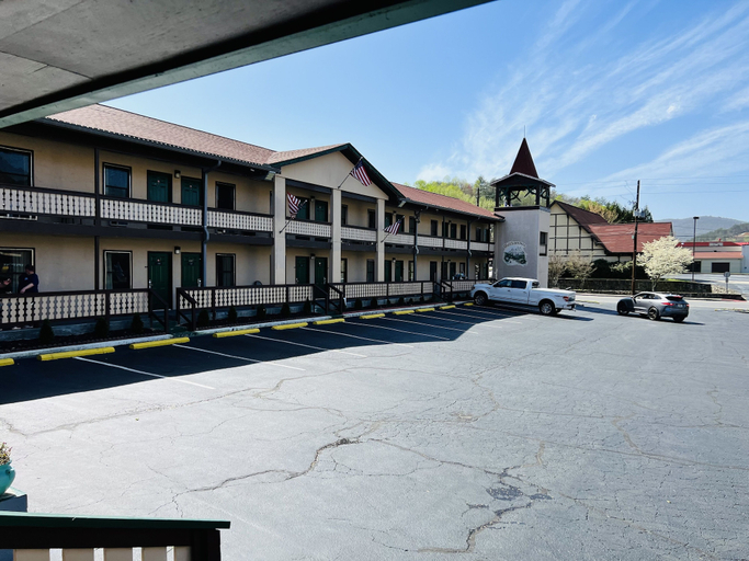 Exterior & Views 5, Alpine Valley Inn, White