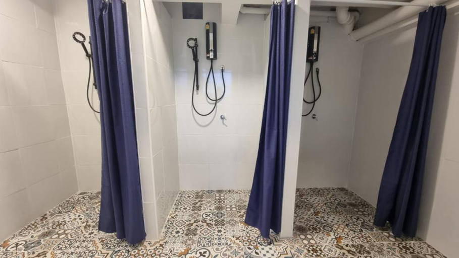 Bathroom 5, Glur Hostel Pattaya Walking Street, Pattaya