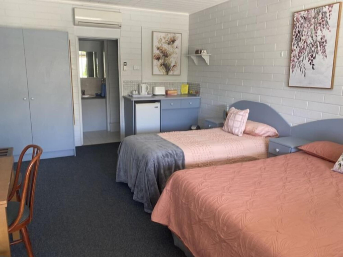 Bedroom 5, Peterborough Motel, Peterborough