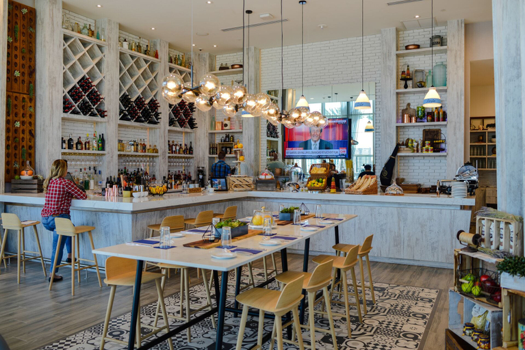 Food & Drinks 5, Hollywood Building - Beach Access - We Host, Broward
